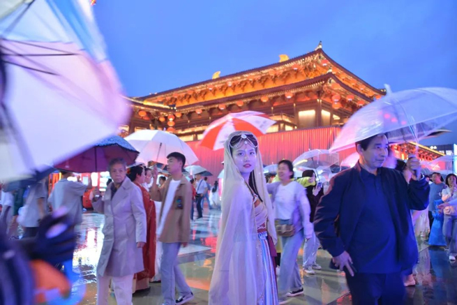 El personal de Xiangyi se reunía en la antigua capital Xi'An para experimentar el viaje de mil años de historia y cultura.