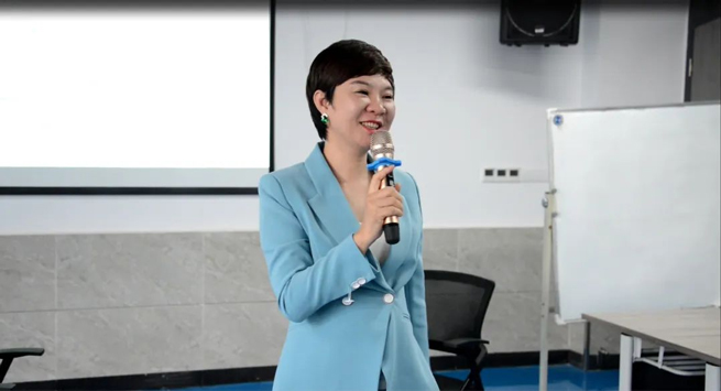 Entrenamiento del equipo de ventas de Xiang Yi