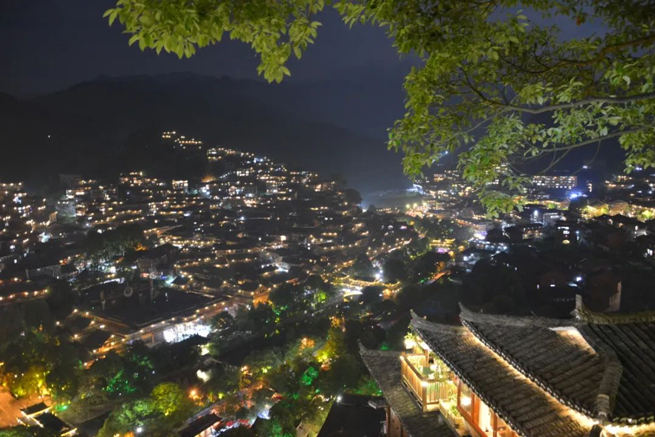 Celebre el 100 ° aniversario de la fundación del Partido Comunista de China, Xiangyi Centrifuge Colorful Guizhou Tour de 5 días