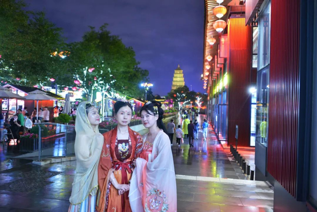 El personal de Xiangyi se reunía en la antigua capital Xi'An para experimentar el viaje de mil años de historia y cultura.