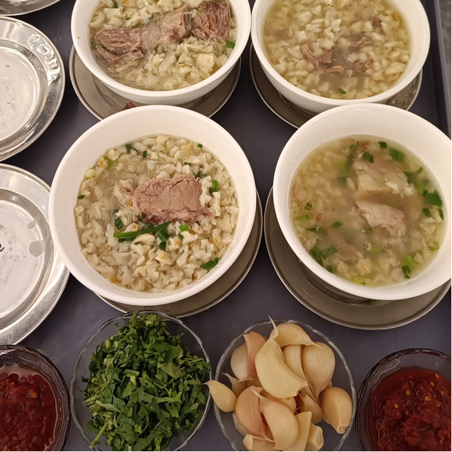 El personal de Xiangyi se reunió en la antigua capital Xi'an para experimentar el viaje milenario de historia y cultura.