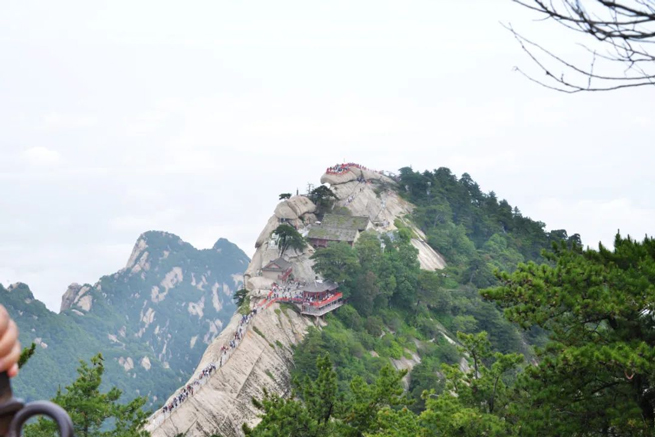 El personal de Xiangyi se reunió en la antigua capital Xi'an para experimentar el viaje milenario de historia y cultura.