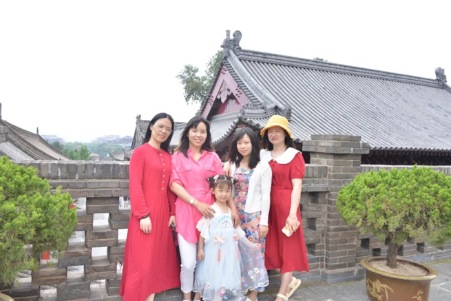 El personal de Xiangyi se reunió en la antigua capital Xi'an para experimentar el viaje milenario de historia y cultura.