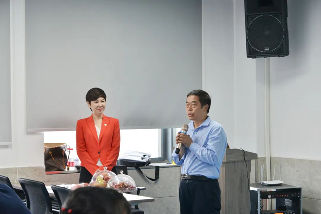 Entrenamiento del equipo de ventas de Xiang Yi